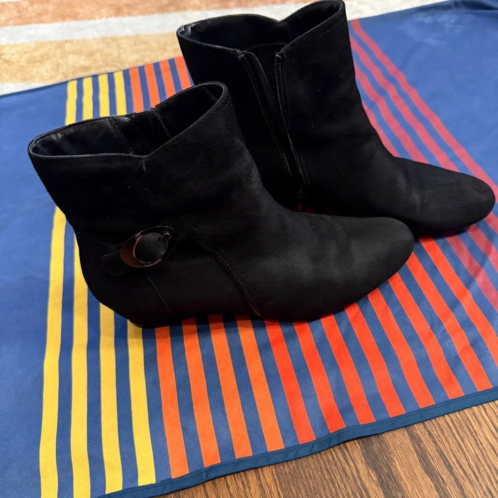 Y2K Impo Gilliana Black Faux Suede Wedge Ankle Boots Buckle Zip Sz 9.5 Booties
